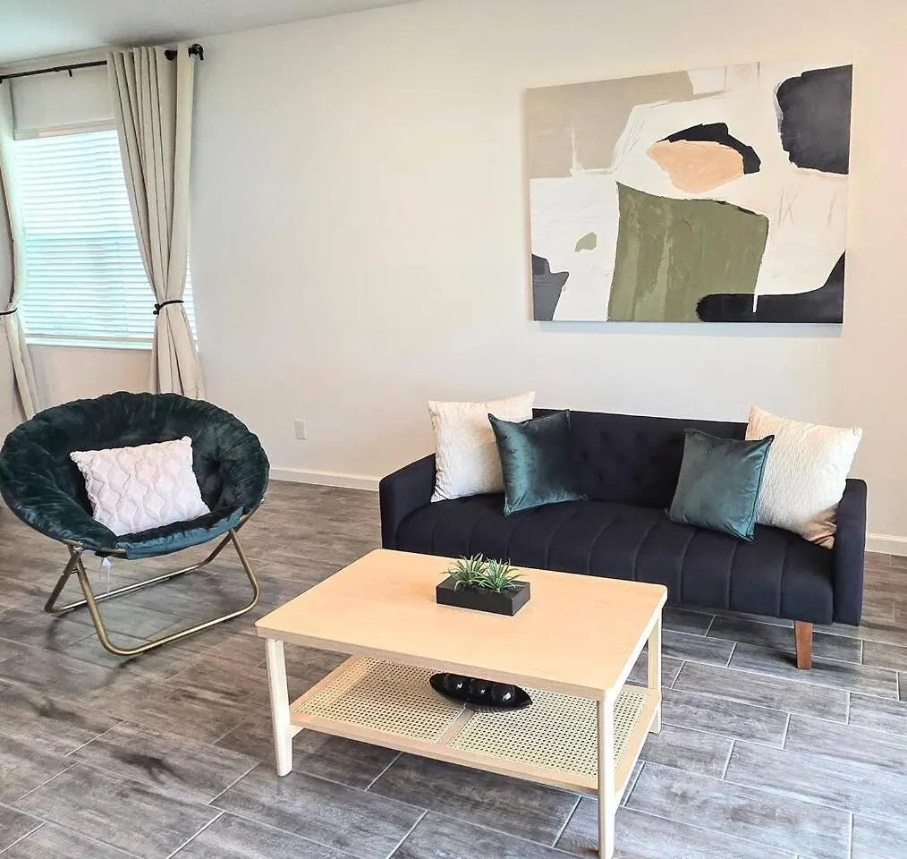 Spacious, Modern, Chic And New Davenport 0*,